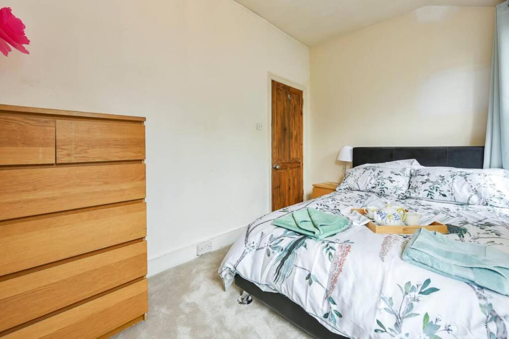 Groves 4 Bedroom, Shepherds Bush Londra Exterior foto